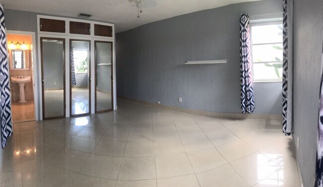 Building Photo - Miami Beach Home with a Pool!