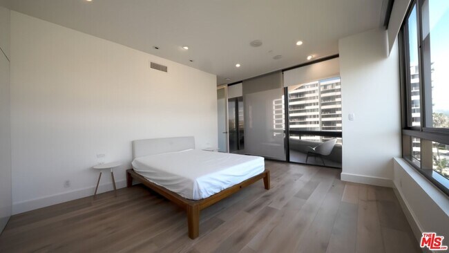 Building Photo - 10430 Wilshire Blvd