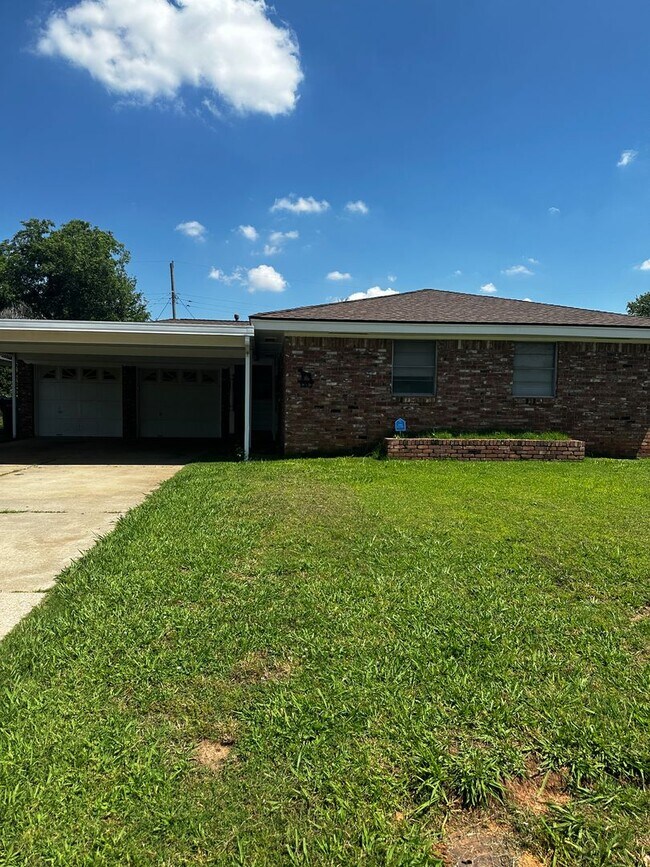 Building Photo - Great 3 bd/1.5 ba Home - Lots of Built-in Storage