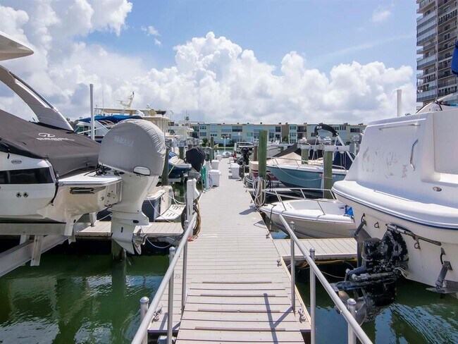 Building Photo - 7540 Bay Island Dr S