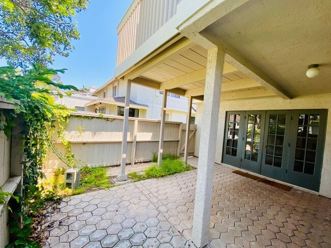 Building Photo - Spacious Condo with A Large Patio and Upstiars Balcony! Parking and Water Included!