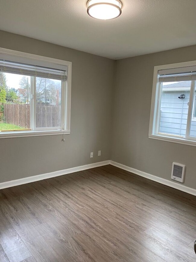 Building Photo - Updated 3 BD and 1 BA house in Tacoma! All...