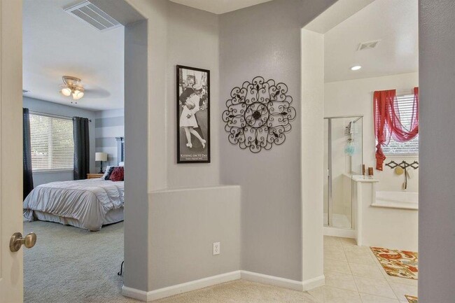 Building Photo - 2313 N Silvervale St