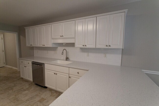 Building Photo - 318 Vanderbilt Dr