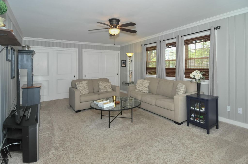Large Livingroom. - 516 Virginia Ave