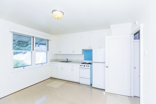 Building Photo - Waiola - upstairs 1 bedroom with 1 parking - window air conditioner in bedroom..