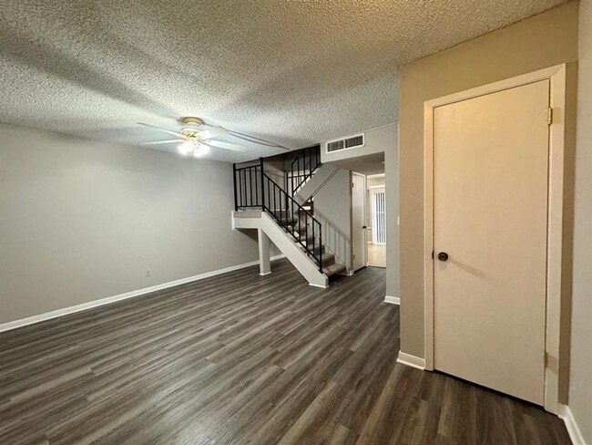 Building Photo - 9502 Quail Village Ln