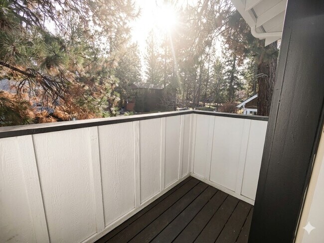 Building Photo - Beautiful 2x2.5 townhouse in NW Crossing! New hickory flooring coming soon!