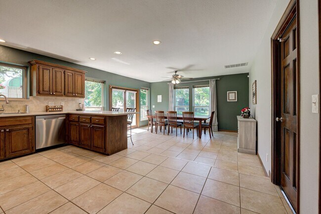 Building Photo - 7808 Forest Ln