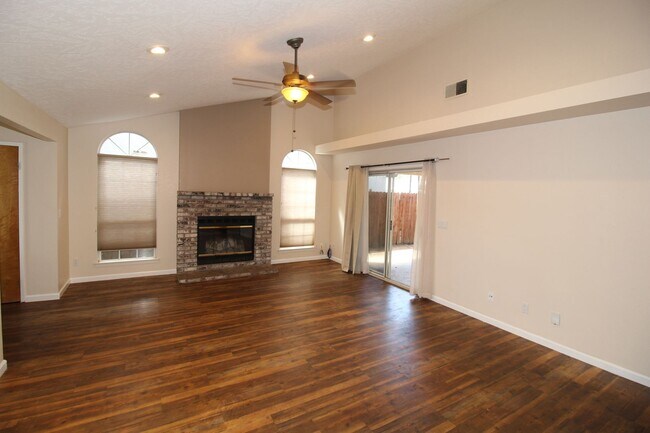 Building Photo - Cute NE Fresno Home near SHopping, Schools and Resturants