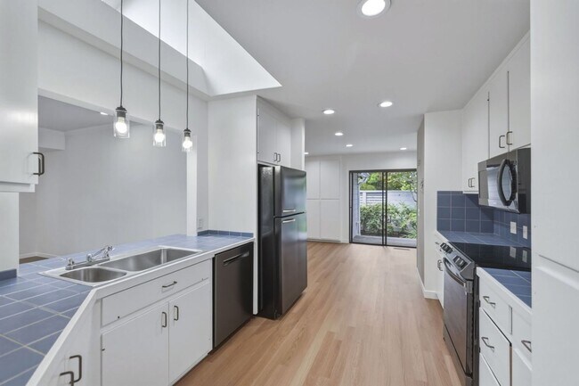 Building Photo - Upgraded 4 Bed, 2 Bath Home on Charming Tree Lined Street in Desirable Crescent Park