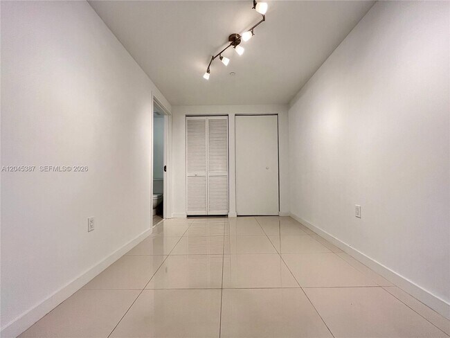 Building Photo - 9940 W Bay Harbor Dr
