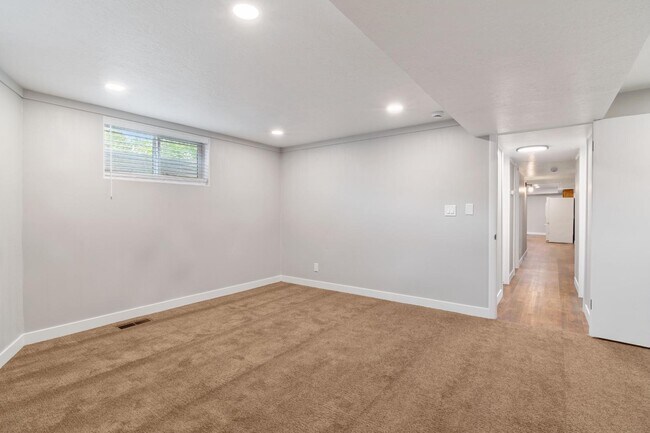 Building Photo - 1159 300 W