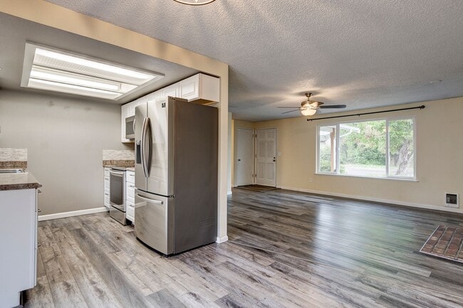 Building Photo - Welcome to this 3 Bed 2 Bath Home Close To...