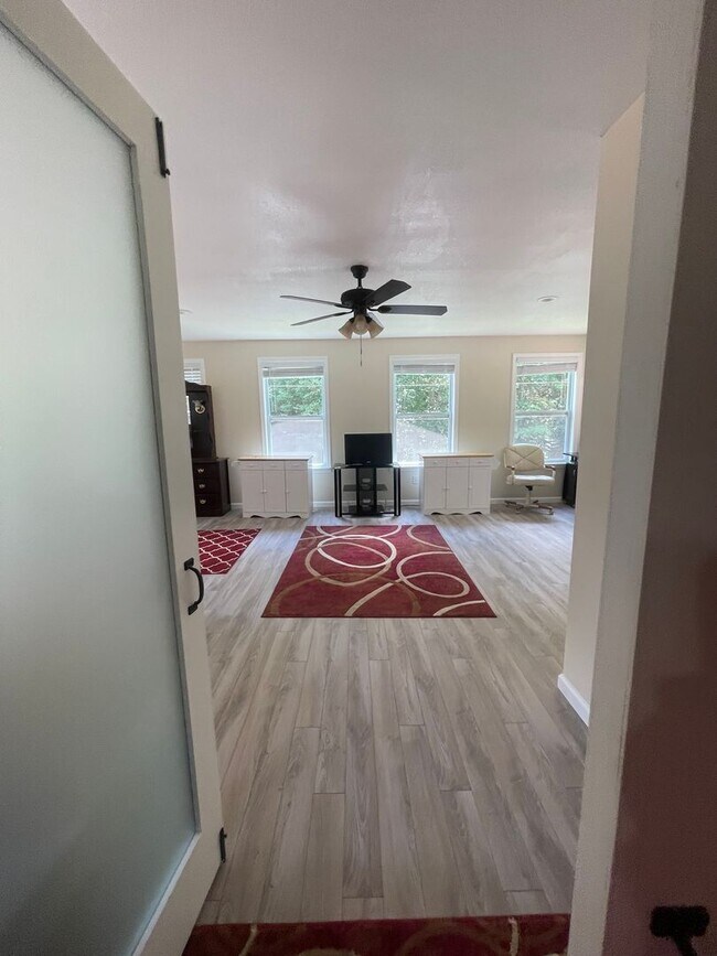 Building Photo - Walking Distance to the Parkway!