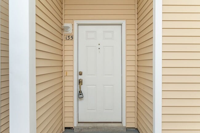 Building Photo - First Floor Oaks Unit!