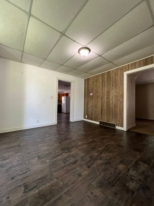 Building Photo - Three Bedroom,  2 Bathroom Apartment near ...