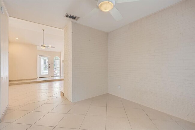 Building Photo - 3004 Maywood Cir