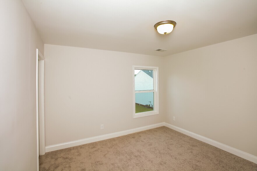 Building Photo - 204 Satin Walnut Wy