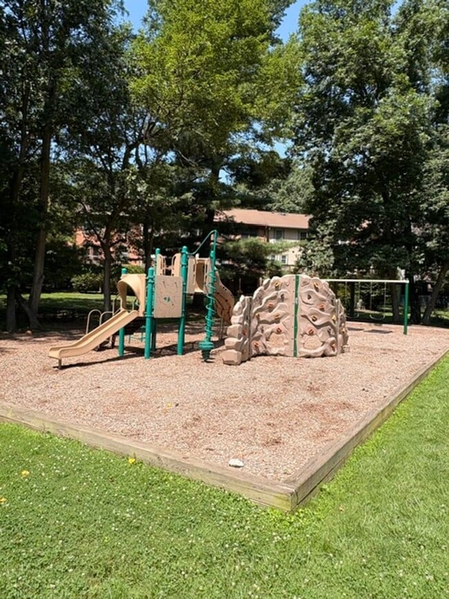 Building Photo - 2071 Golf Course Dr
