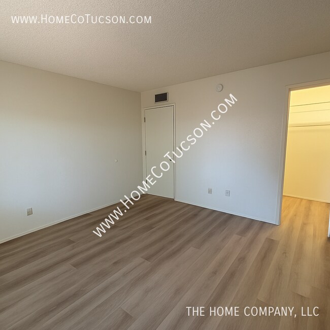 Building Photo - 5215 E Bermuda St