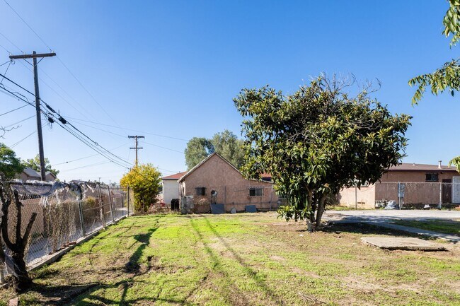 Building Photo - Freshly Remodeled 3 Bed / 2 Bath Home with Large Private Yard