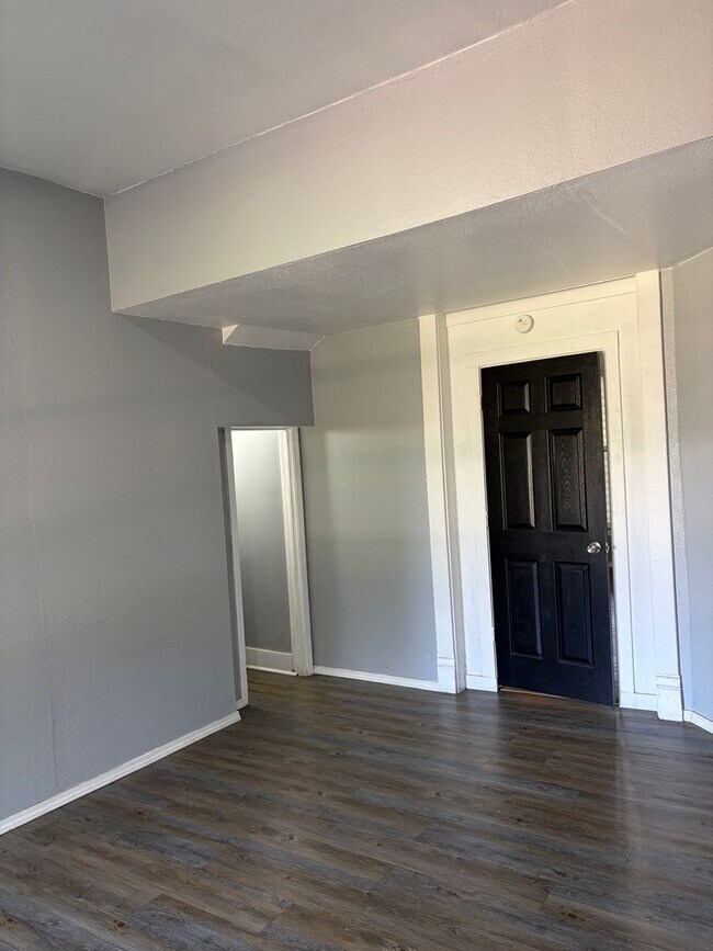 Building Photo - 724 W Elm St