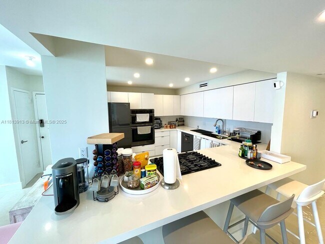 Building Photo - 2030 S Ocean Dr