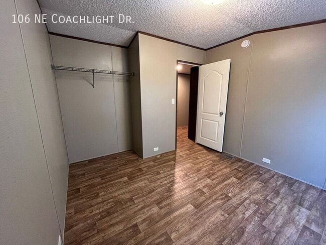 Building Photo - 106 Coachlight Dr