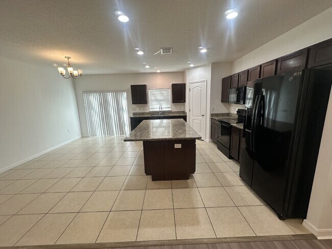 Building Photo - "Beautifully Maintained 3-Bed Townhouse with 2.5 Baths in Lakeland - Spacious 1,676 Sq. Ft.!"