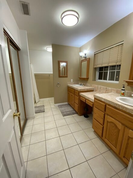 Double Vanity Bathroom - 777 Stephens Avenue