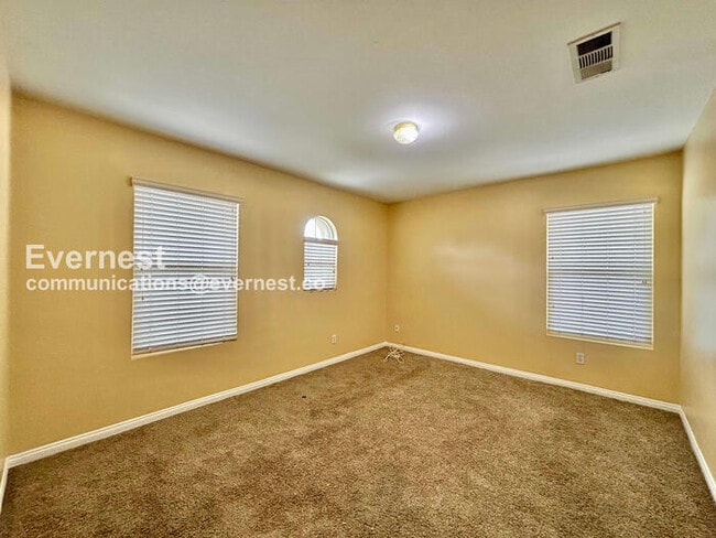 Building Photo - 5 Bed/3.5 Bath Home with Garage / Vouchers Accepted / Available Now!