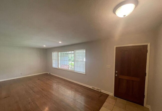 Building Photo - Beautiful 3 bed 2 bath home AVAILABLE NOW!