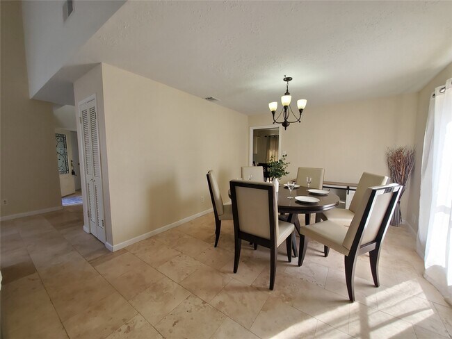 Building Photo - 2810 Arrowhead Dr
