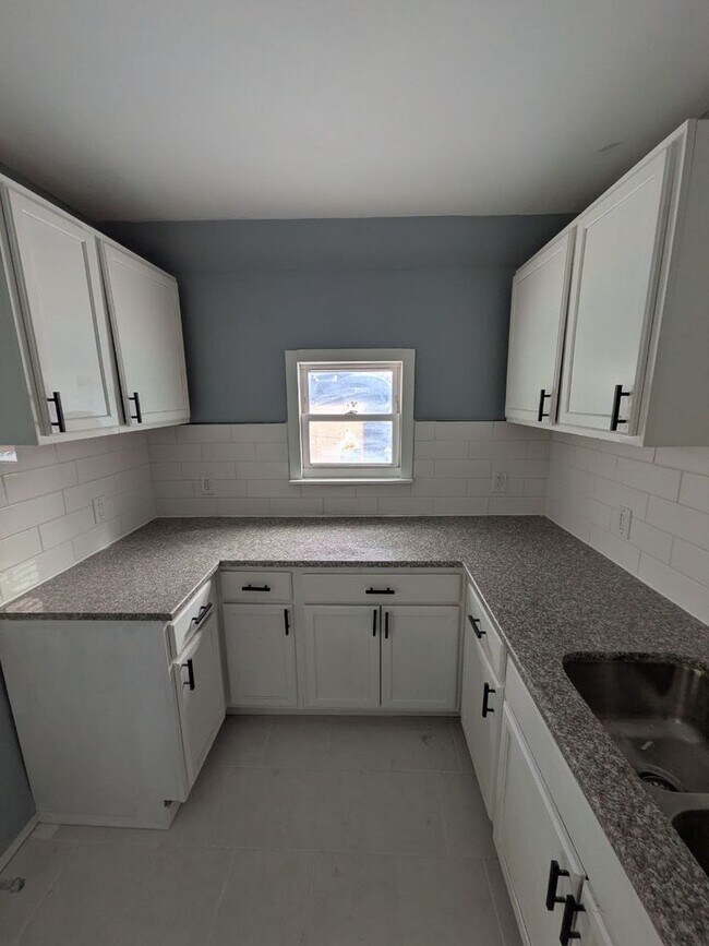 Building Photo - Large 4 bedroom 1.5 bathroom- EDEN and CMHA Section 8 Welcomed.
