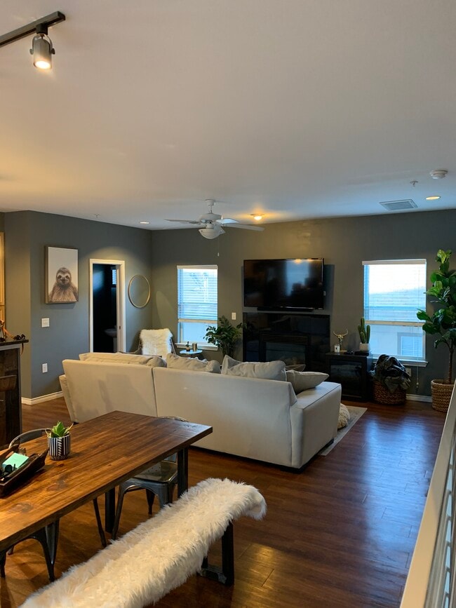 Living - 2606 Wilson St