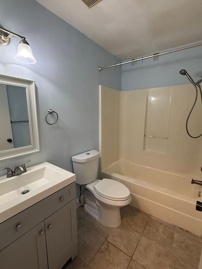 Building Photo - Charming 2 bedroom, 2 bath Home HEATHER LAKES