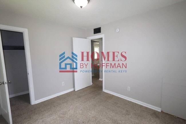 Building Photo - Three Bedroom House | Large Backyard