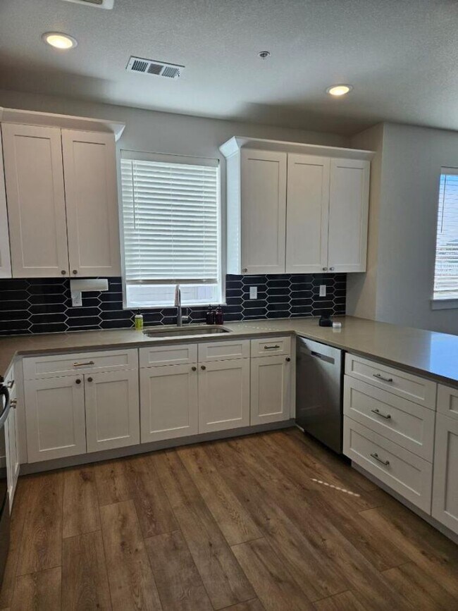 Building Photo - Beautiful 3 bedroom Condo