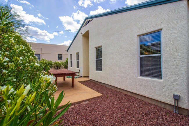 Building Photo - 909 E Drachman St