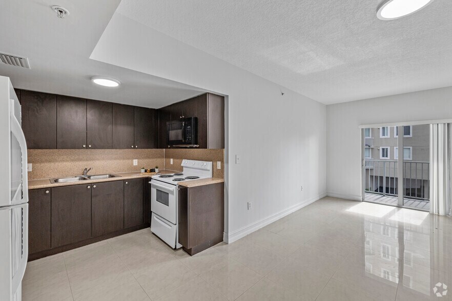 1BR, 1BA - 615SF - Kitchen/Living Room - 627-Vista Del Rio