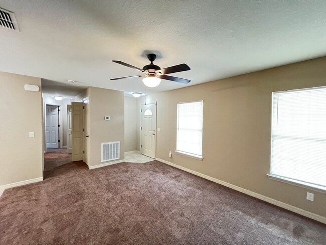 Building Photo - $300 OFF A MONTHS OF RENT! Beautiful 3 Bedroom, 2 Bathroom Home in Ocala!!