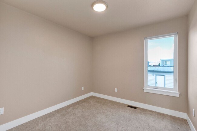 Building Photo - 3 Bed 2.5 Bath Townhome With Garage | $2,6...