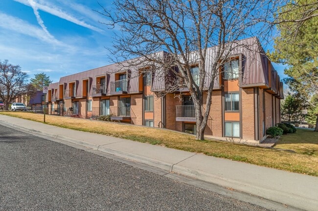 Building Photo - Bright & Spacious 1BD/1BA Top-Floor Unit with Stunning Views!