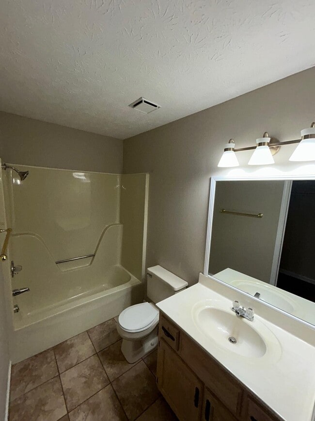 Building Photo - 3503 Lakeside Ct