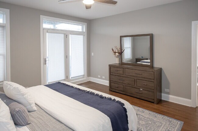 Building Photo - 3-Bed Urban Retreat with Fireplace & Granite Touches in Lincoln Park