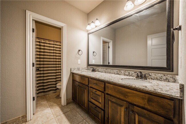 Building Photo - 6101 W Woodbine Dr