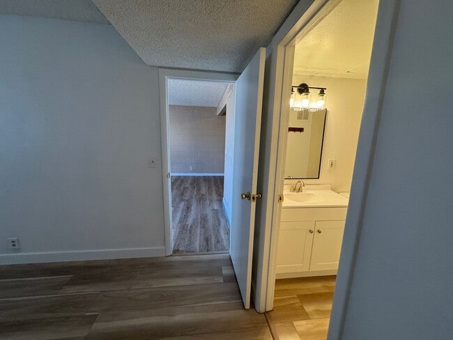 Building Photo - 1 Bedroom Condo close to UNLV & The Strip