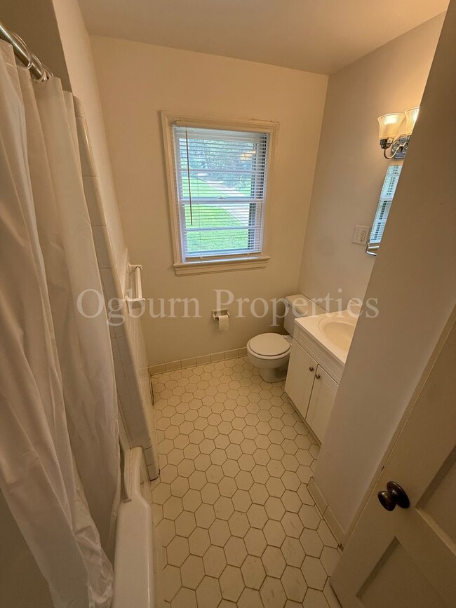 Building Photo - 2403 Lyndhurst Ave