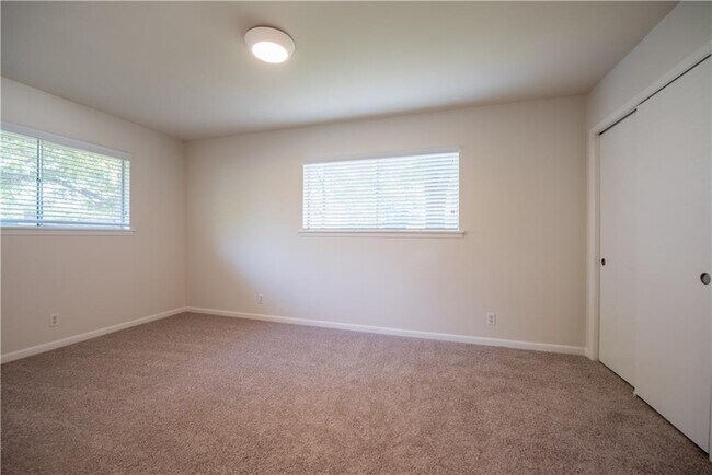 Building Photo - 2902 Silverleaf Dr